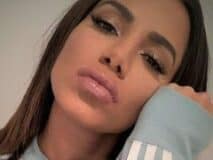Anitta deliciosa da bunda gigante ficou rebolando de quatro em diferentes momentos mostrando seu talento 240x180 1