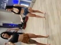 Duas Gemeas Maravilhosas Ficaram Rebolando Suas Bundas em Sincronia na Academia em um Video Provocante – Amadoras 240x180 1